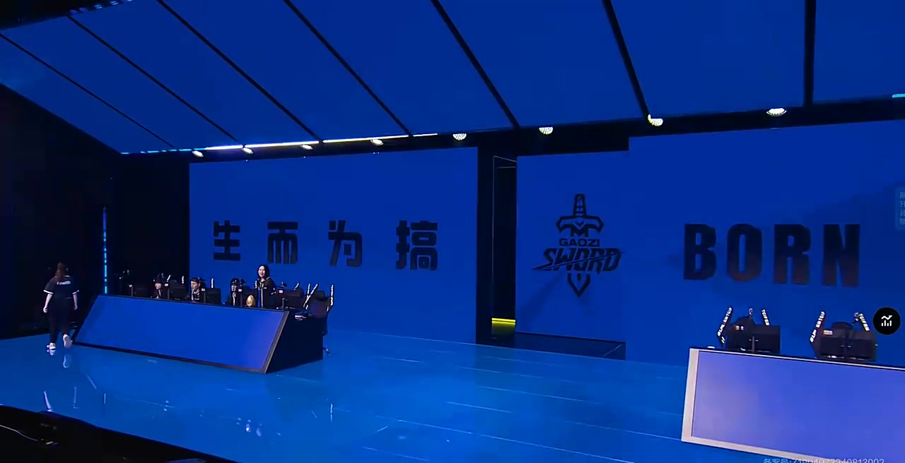 硬熊登场!GBS对阵WER赛前登场环节,Doinb以教练身份上台BP